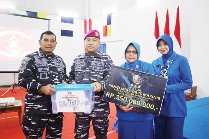 Kunjungi Mako Kodaeral II, Pangkormar Serahkan Tali Asih pada Prajurit Terdampak, “Kopka Marinir Ikhwan Pasrah Lihat Keganasan Air Menghanyutkan Rumahnya” 1 BANTUAN TALI ASIH— Panglima Korp Marinir Letnan Jenderal TNI Mar Dr. Endi Supardi, menyerahkan bantuan tali asih senilai Rp250 juta kepada Kopka Marinir Ihkwan, yang rumahnya hanyut terbawa arus saat musibah manjir bandang melanda Kota Padang pada Jumat (28/11) lalu.