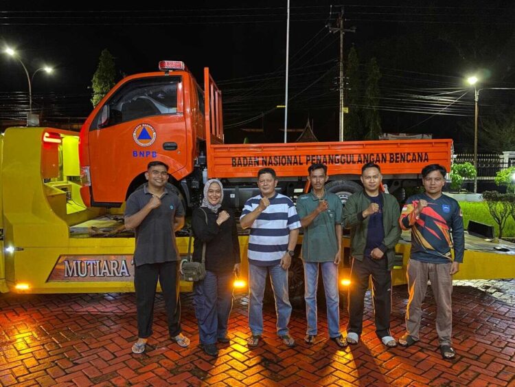 Pasaman Terima Mobil Kebencanaan dari BNPB 1 MOBIL OPERASIONAL— Bupati Pasaman Welly Suhery menerima mobil operasional penanggulangan bencana dari BNPB, di Rumah Dinas Bupati Pasaman, Minggu (14/12) .