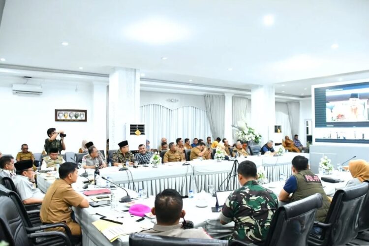 EVALUASI AKHIR TANGGAP DARURAT— Wawako Padang Maigus Nasir menghadiri Rapat Koordinasi Evaluasi Akhir Masa Tanggap Darurat Bencana bersama Pemerintah Pusat, Pemprov, Pemerintah Kabupaten/Kota bersama Gubernur Sumbar Mahyeldi, yang diikuti virtual dari kediaman resmi Wali Kota Padang, Senin (22/12).