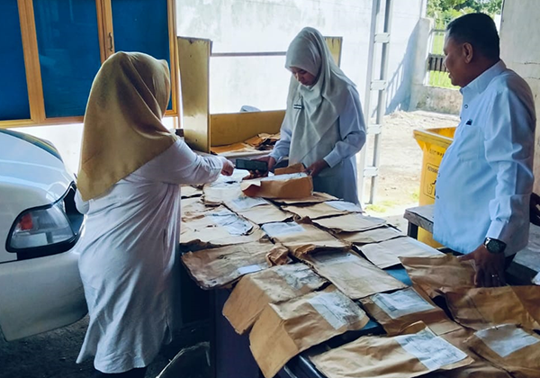 ASN Kota Solok Dikerahkan Pulihkan Fasilitas Umum 1 PEMBERSIHAN FASILITAS UMUM— Seluruh ASN di lingkungan Pemerintah Kota Solok dikerahkan untuk berpartisipasi aktif dalam kegiatan gotong royong dan pemulihan fasilitas umum agar aktivitas masyarakat dapat kembali pulih secara normal.