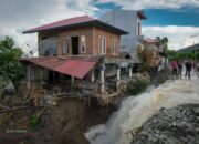 Bupati Eka Putra Tinjau Pengungsi, Pastikan Akses Jalan agar Segera Bisa Dilalui di Nagari Sumpur
