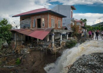Bupati Eka Putra Tinjau Pengungsi, Pastikan Akses Jalan agar Segera Bisa Dilalui di Nagari Sumpur