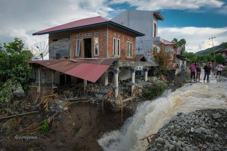 TINJAU— Bupati Eka Putra saat meninjau jalan nagari.