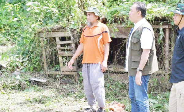 TINJAU— Wakil Bupati Agam, Muhammad Iqbal meninjau langsung lokasi rencana pembangunan hunian sementara (huntara) bagi warga terdampak bencana di Bancah, Nagari Maninjau, Kecamatan Tanjung Raya, Kamis (25/12).