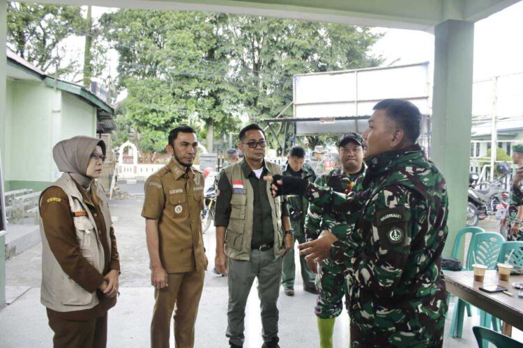 Pastikan Koordinasi Antar Instansi Optimal, Panglima Kogabwilhan I Tinjau Tahap Pemulihan di Padang Panjang 1 ARAHAN—Panglima Komando Gabungan Wilayah Pertahanan I (Kogabwilhan I), Letjen TNI Kunto Arief Wibowo, berikan arahan pada Wawako Padang Panjang Allex dan tim di Posko Utama Tanggap Darurat Bencana di Markas Koramil 01/PP.