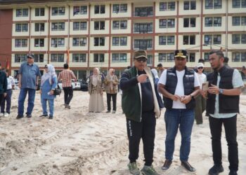Dirjen PU dan Wagub Sumbar Tinjau Lokasi Huntap, Pastikan Warga Terdampak Segera Miliki Rumah Layak 8 TINJAU LOKASI HUNTAP— Direktur Jenderal Bina Konstruksi Kementerian Pekerjaan Umum (PU), Boby Ali Azhari, Wakil Gubernur Sumbar, Vasko Ruseimy, didampingi Wali Kota Padang Panjang, Hendri Arnis meninjau lokasi pembangunan huntap.