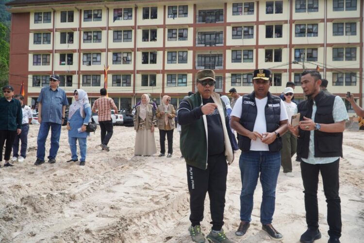 TINJAU LOKASI HUNTAP— Direktur Jenderal Bina Konstruksi Kementerian Pekerjaan Umum (PU), Boby Ali Azhari, Wakil Gubernur Sumbar, Vasko Ruseimy, didampingi Wali Kota Padang Panjang, Hendri Arnis meninjau lokasi pembangunan huntap.