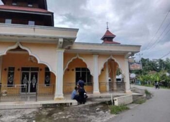 DITANGKAP— Polisi menangkap seorang terduga penggelap mobil saat beristirahat di Masjid Nurul Iman, Jorong V Curantiang, Nagari Lubuk Layang, Kecamatan Rao Selatan, Pasaman, pada Senin (8/12) pukul 14.00 WIB.