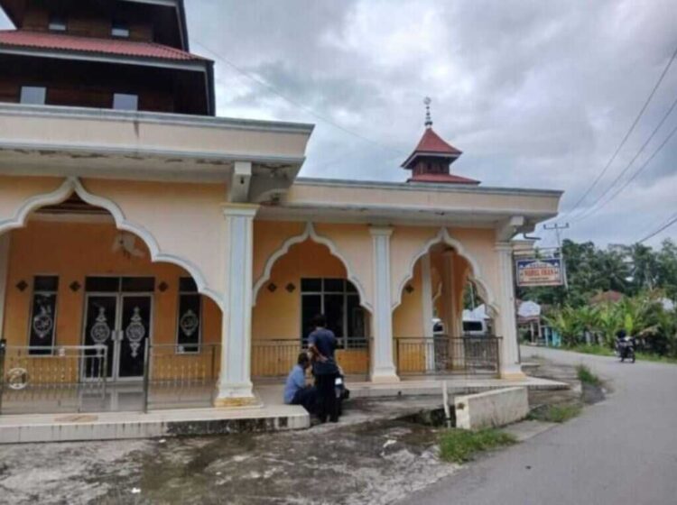 Tengah Beristirahat di Masjid, Pelaku Penggelapan Mobil Dicokok Polisi 1 DITANGKAP— Polisi menangkap seorang terduga penggelap mobil saat beristirahat di Masjid Nurul Iman, Jorong V Curantiang, Nagari Lubuk Layang, Kecamatan Rao Selatan, Pasaman, pada Senin (8/12) pukul 14.00 WIB.