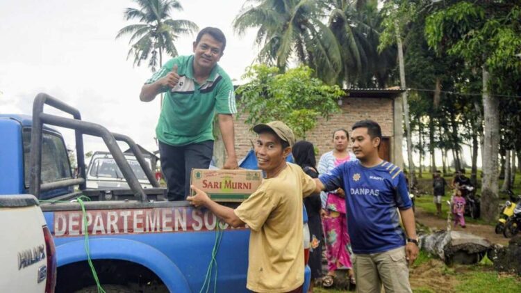 Pemda Pasbar Salurkan Bantuan ke Sikilang dan Maligi 1 SALURKAN BANTUAN— Petugas dari Pemda Pasbar salurkan bantuan ke daerah Sikilang dan Maligi.