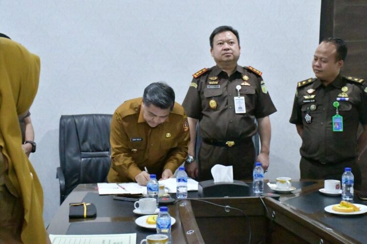 Penerapan Pidana Kerja Sosial, Pemkab Agam Jalin Kerjasama dengan Kejari 1 TANDATANGAN— Bupati Agam menandatangani MoU bersama Kejari Agam terkai penerapan pidana kerja sosial bagi pelaku tindak pidana.