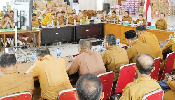 RAPAT EVALUASI— Pemkab Agam menggelar rapat evaluasi tanggap darurat bencana antara Pemkab Agam bersama camat se-Kabupaten Agam yang digelar di Posko Utama Tanggap Darurat Bencana, Lubuk Basung, Senin (22/12).