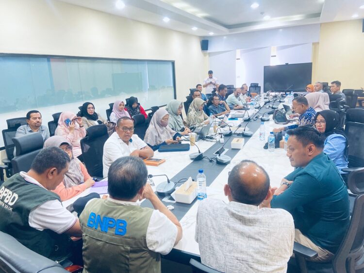 DOKUMEN R3P— Asisten I Pemkab Solok Zaitul Ikhlas, melakukan pengajuan dokumen R3P kepada Pusdalops Sumbar, sebagai bentuk keseriusan Pemkab Solok dalam menindaklanjuti dampak bencana banjir bandang.