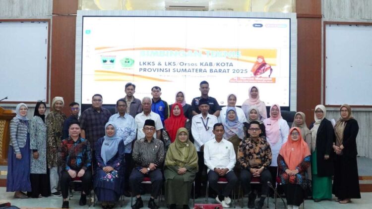Pemko Bukittinggi dan Pemprov Sumbar Perkuat Peran LKKS Lewat Bimtek 1 BIMTEK— Pemko Bukittinggi bersama Pemprov Sumbar gelar bimtek Pengurus LKKS Kota Bukittinggi masa bakti 2025–2030, di Aula Balai Kota Bukittinggi, Senin (15/12).