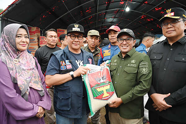 6.900 Warga Masih Mengungsi, Pemko Bukittinggi Salurkan Bantuan ke Tanah Datar 1 SALURKAN BANTUAN— Wali Kota Bukiitinggi menyalurkan bantuan dari Pemko untuk korban bencana alam di Kabupaten Tanah Datar, Sabtu (6/12).