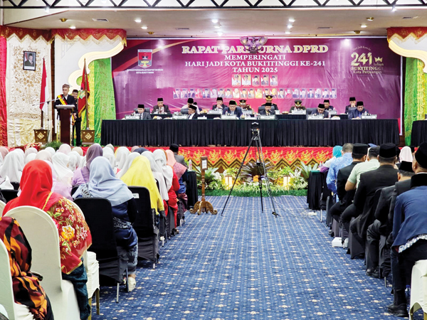 Bukittinggi Berusia 241 Tahun, Momentum Refleksi Sejarah dan Arah Pembangunan 1 RAPAT PARIPURNA— Pemko bersama DPRD Bukittinggi menggelar rapat paripurna dalam rangka memperingati Hari Jadi Kota (HJK) Bukittinggi ke-241, Senin (22/12), di Balai Sidang Bung Hatta.