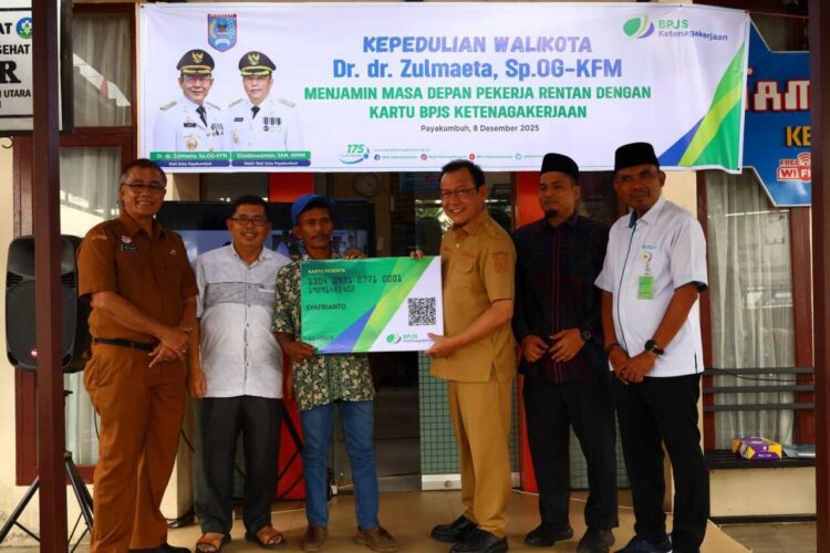 Pemko Perkuat Jaminan Sosial Pekerja Rentan, 2.410 Orang Tercover 1 JAMINAN SOSIAL PEKERJA RENTAN—Wali Kota Payakumbuh, Zulmaeta saat menyerahkan jaminan sosial BPJS Ketenagakerjaan.