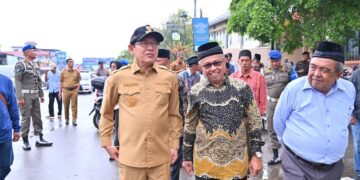 UKUR LAHAN—Wali Kota Payakumbuh dr.Zulmaeta bersama niniak mamak saat pengukuran lahan pasar Payakumbuh