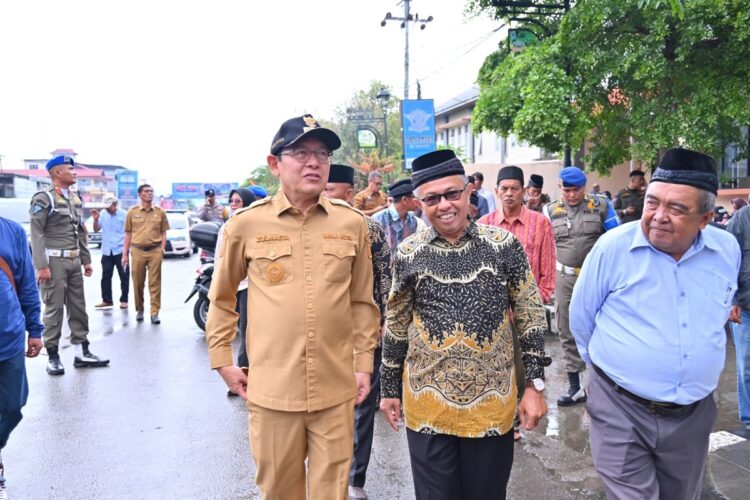 UKUR LAHAN—Wali Kota Payakumbuh dr.Zulmaeta bersama niniak mamak saat pengukuran lahan pasar Payakumbuh