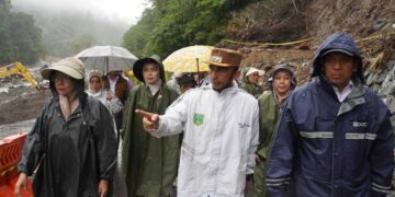 Akses Jalan Tertutup, Pemko Bandar Lampung Serahkan Bantuan di Lembah Anai 11 Akses Jalan Tertutup, Pemko Bandar Lampung Serahkan Bantuan di Lembah Anai