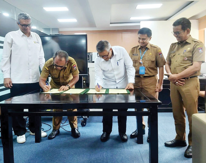 PENANDATANGAN KERJA SAMA— Pemko Padang melakukan penandatanganan perjanjian kerjasama tentang Kajian Dampak Bencana Terhadap Infrastruktur di Kota Padang dengan Unand, di gedung Rektorat Unand, di Limau Manis, Senin (22/12).