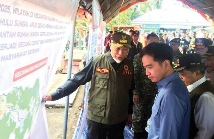 Penanganan Bencana, Pemprov Sumbar Ajukan Pengembalian Dana Efisiensi Rp2,6 Triliun 1 TINJAU— Gubernur Sumbar, Mahyeldi Ansharullah, bersama Bupati Agam, Benni Warlis mendampingi Wapres RI, Gibran Rakabuming Raka melakukan peninjauan ke lokasi terdampak bencana di Kayu Pasak, Nagari Salareh Aie, Kecamatan Palembayan, Kabupaten Agam, Kamis (4/12).