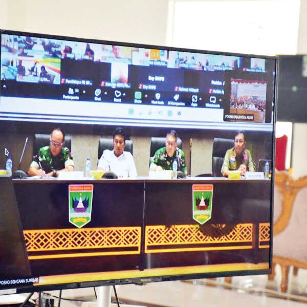 Pemprov Sumbar Bahas Hunian Sementara untuk Warga Terdampak Bencana, Agam Siapkan Lokasi 1 RAKOR VIRTUAL— Pemerintah Provinsi Sumatera Barat gelar rapat koordinasi secara virtual membahas penyediaan hunian sementara (huntara) bagi masyarakat terdampak bencana alam longsor dan banjir, Rabu (10/12).