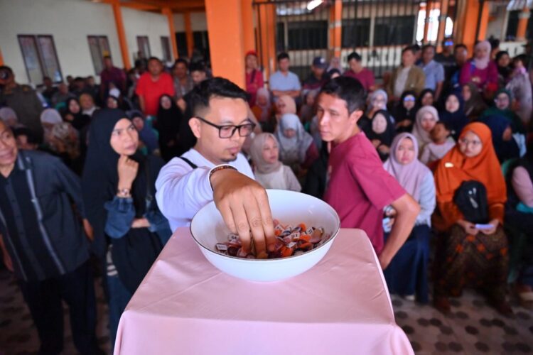 CABUT LOTTING— Pedagang melakukan lotting atau pencabutan nomor kios penampungan bagi pedagang korban dan terdampak kebakaran Pasar Pusat Pertokoan Payakumbuh, di kantor Bidang Pasar Dinas Koperasi dan UKM Kota Payakumbuh, Komplek Pasar Ibuh Blok Barat, Sabtu (20/12).