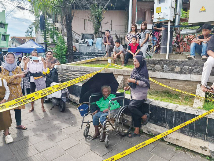 GEGERKAN WARGA— Candra, yang akrab disapa Mak Etek, berusia 70 ditemukan meninggal dunia di atas kursi roda di trotoar Bundaran Air Mancur, tepat di depan Masjid Taqwa Muhammadiyah, kawasan Pasar Raya Padang, Rabu (24/12) siang. Penemuan tersebut sempat menggegerkan warga dan pengunjung yang melintas di lokasi.