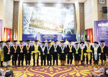 PENGUKUHAN GURU BESAR— Sembilan guru besar dari berbagai fakultas dikukuhkan dalam Sidang Terbuka Senat Akademik Universitas yang digelar di Auditorium UNP, Senin (15/12).