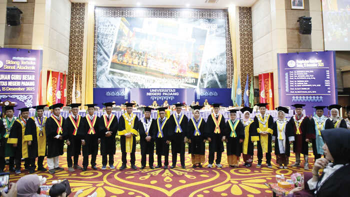 UNP Kembali Kukuhkan Sembilan Guru Besar 1 PENGUKUHAN GURU BESAR— Sembilan guru besar dari berbagai fakultas dikukuhkan dalam Sidang Terbuka Senat Akademik Universitas yang digelar di Auditorium UNP, Senin (15/12).