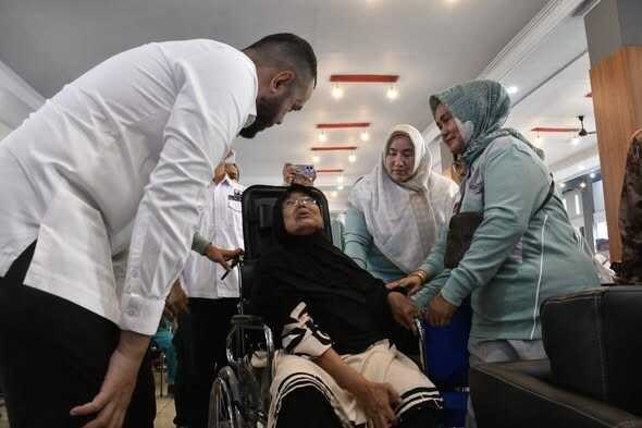 Penyandang Disabilitas Dapat Kursi Roda Baru dari Wako 1 HADIAH KURSI RODA— di Hari Disabilitas Internasional (HDI) Tingkat Kota Padang, Nuraini (73), seorang penyandang disabilitas, menerima kursi roda yang diserahkan langsung oleh Wako Padang Fadly Amran, di gedung Youth Center, Padang, Rabu (17/12).