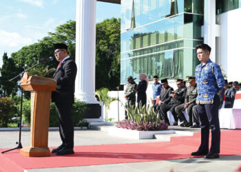 UPACARA— Pemko Bukittinggi gelar upacara untuk memperingati Hari Bela Negara ke-77 tahun 2025. Upacara dilaksanakan di halaman Balaikota, Jumat (19/12).