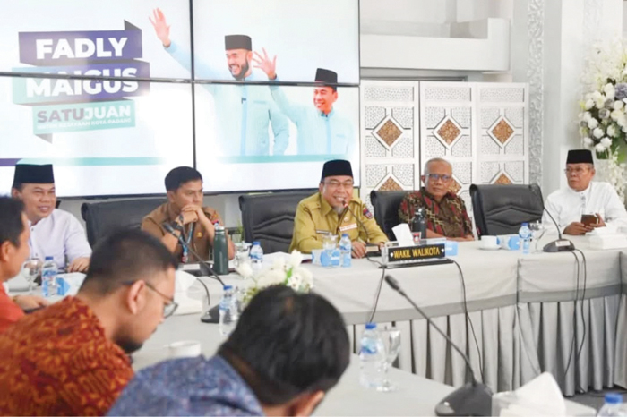 PEMBENTUKAN PENGURUS KDEKS— Wakil Wali Kota Padang Maigus Nasir memimpin Rapat Pembentukan Pengurus KDEKS di Palanta Rumah Dinas Wali Kota Padang, Senin (29/12).