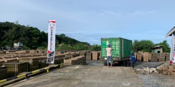 PENGIRIMAN SEPABLOCK— PT Semen Padang memperluas pasar produk turunannya dengan mengirimkan kontainer berisi Semen Padang Bata Interlock (Sepablock) ke Kota Medan, Sumatera Utara. Produk turunan semen tersebut dipesan oleh PT Mulia Saktiperkasa dan dikirim melalui jalur laut via Pelabuhan Teluk Bayur, Minggu (28/12).