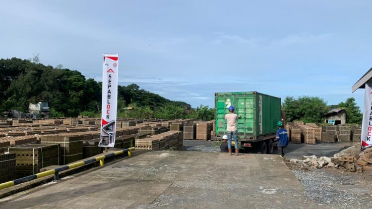 Perluas Pasar Sumatera, PT Semen Padang Kirim Sepablock ke Medan 1 PENGIRIMAN SEPABLOCK— PT Semen Padang memperluas pasar produk turunannya dengan mengirimkan kontainer berisi Semen Padang Bata Interlock (Sepablock) ke Kota Medan, Sumatera Utara. Produk turunan semen tersebut dipesan oleh PT Mulia Saktiperkasa dan dikirim melalui jalur laut via Pelabuhan Teluk Bayur, Minggu (28/12).