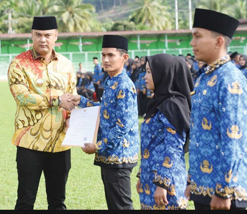 Persoalan Honorer di Sijunjung Tuntas!, Bupati Benny Dwifa Lantik 652 PPPK Paruh Waktu 1 LANTIK— Pemkab Sijunjung melantik 652 PPPK paruh waktu. Proses pengambilan sumpah dipimpin langsung Bupati Sijunjung Benny Dwifa dan dihadiri jajaran perangkat daerah di lingkup Pemkab Sijunjung, pada Jumat (12/12) di lapangan M.Yamin Muaro, Sijunjung.