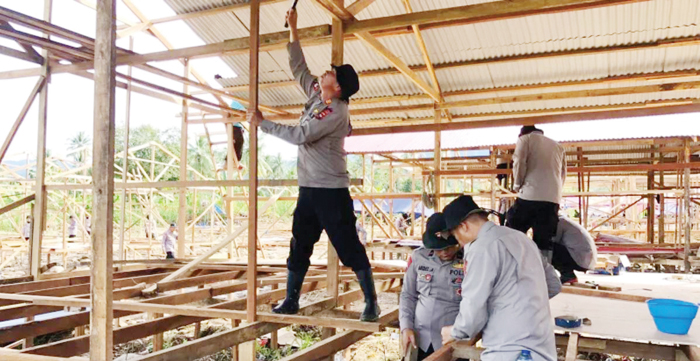 Personel Brimob Polda Sumbar bantu pembangunan huntara