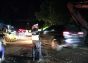 Polsek Pangkalan Amankan Lalin, Hati-hati, Jalan Sumbar-Riau Amblas