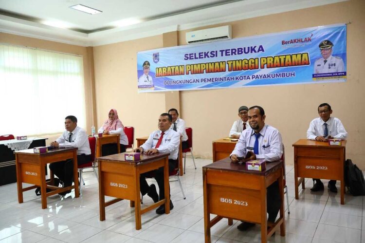 SELEKSI PEJABAT TINGGI PRATAMA—Ujian bagi peserta seleksi terbuka jabatan tinggi Pratama mendapat pengawalan dari Wali Kota Payakumbuh Zulmaeta.