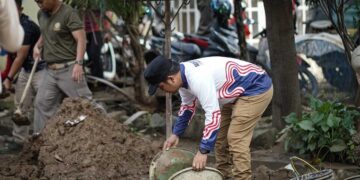 Wali Kota Solok dan ASN Goro Bersihkan Lumpur Pascabanjir 8 Wali Kota Solok dan ASN Goro Bersihkan Lumpur Pascabanjir