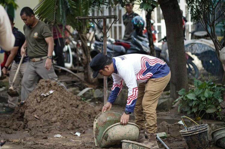 Wali Kota Solok dan ASN Goro Bersihkan Lumpur Pascabanjir 1 BERSIHKAN LUMPUR— Wali Kota Solok Dr. H. Ramadhani Kirana Putra, saat bersihkan lumpur pascabanjir