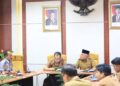 PERSIAPAN NATARU— Wakil Wali Kota Solok Suryadi Nurdal, memimpin rapat terbatas dalam rangka menyikapi pelaksanaan libur Natal dan Tahun Baru (Nataru), di Ruang Rapat Zarhismi Ajis.