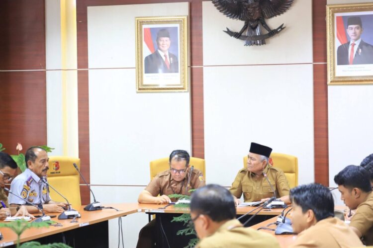 PERSIAPAN NATARU— Wakil Wali Kota Solok Suryadi Nurdal, memimpin rapat terbatas dalam rangka menyikapi pelaksanaan libur Natal dan Tahun Baru (Nataru), di Ruang Rapat Zarhismi Ajis.