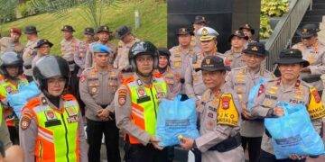 Kerahkan 400 Personel, Polda Sumbar Salurkan 2 Ribu Paket Bantuan Bencana Secara Door to Door 9 Kerahkan 400 Personel, Polda Sumbar Salurkan 2 Ribu Paket Bantuan Bencana Secara Door to Door