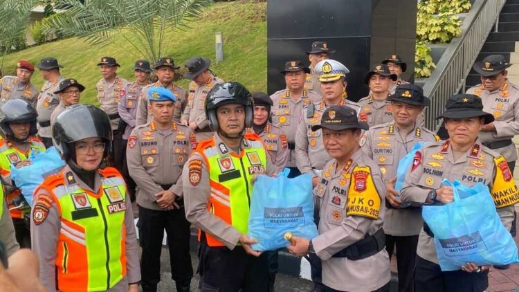 Kerahkan 400 Personel, Polda Sumbar Salurkan 2 Ribu Paket Bantuan Bencana Secara Door to Door 1 PELEPASAN— Kapolda Sumbar Irjen Pol Gatot Tri Suryanta didampingi Wakapolda Brigjen Pol Solihin melepas ratusan personel yang akan mengantarkan bantuan untuk warga yang terdampak bencana di Padang.