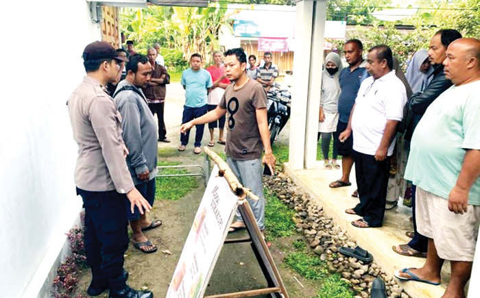 OLAH TKP— Polisi melakukan olah TKP kasus penemuan seorang pensiunan guru yang ditemukan tewas diduga dibunuh di halaman rumahnya.