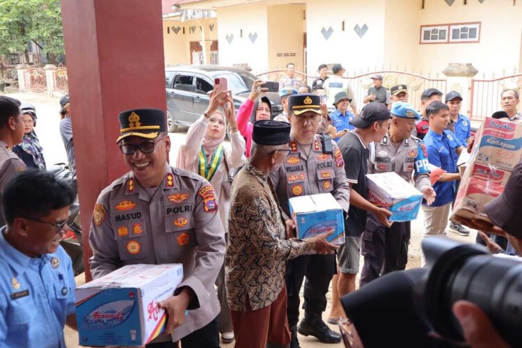 SERAHKAN BANTUAN—Kapolres Sijunjung AKBP Willian Harbensyah SIK MH saat menyerahkan bantuan untuk korban bencana.