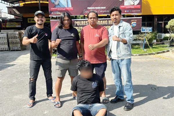 Pelarian Singkat Pencuri Rp70 Juta, Diburu Polisi, Ditangkap dalam Hitungan Menit 1 DITANGKAP— Beberapa menit usai membawa kabur tas berisi uang tunai Rp70 juta milik salah seorang pedagang Pasar Raya Padang, A (25), warga Ambacang Kamba, Kecamatan Bayang, Kabupaten Pessel ditangkap Tim Klewang Polresta Padang setelah aksi kejar-kejaran yang dramatis, Sabtu (7/12).