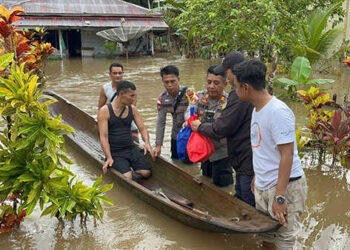 Polsek Siberut, Polres Kepulauan MentawaiBantu Masyarakat Pasca Banjir